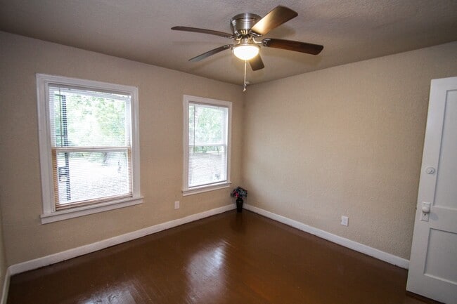 Building Photo - 932 Poinsettia St