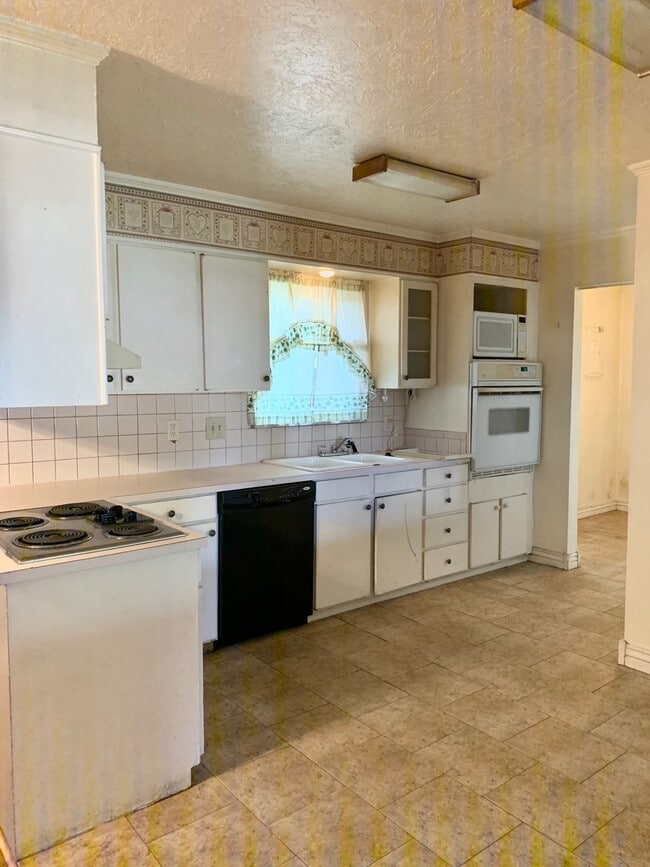 Building Photo - 3 Bedroom, 2 Bath Ranch Home with 1 Car At...
