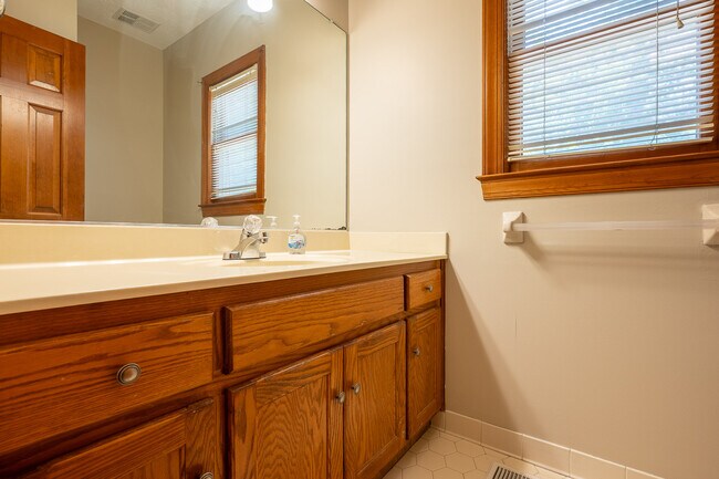 Building Photo - 4135 Knollcrest Cir N