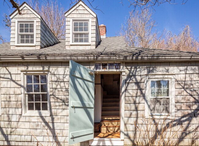 Building Photo - 134 Three Mile Harbor Rd