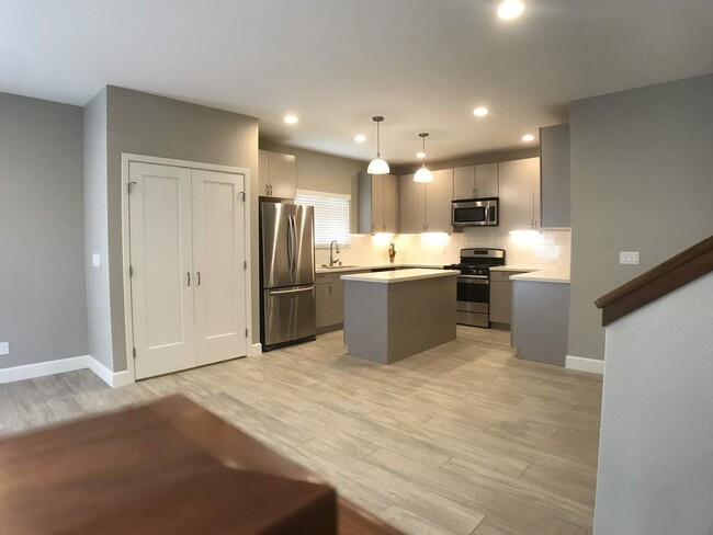 Building Photo - Waikalua Bayside Newer Community! 3 Bed 3....