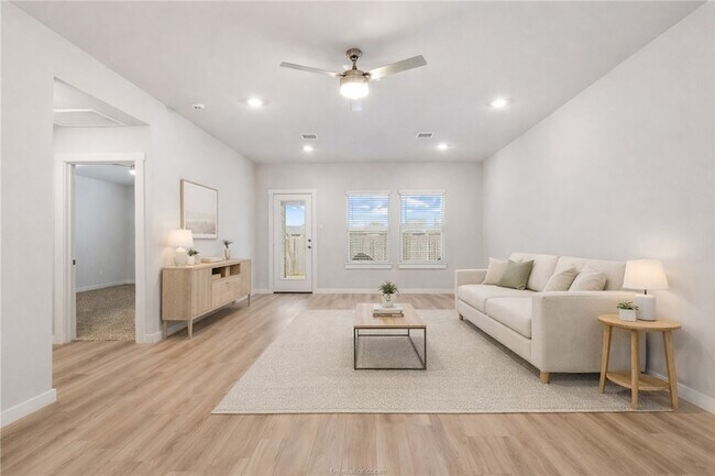 Building Photo - 918 Kickapoo Ln