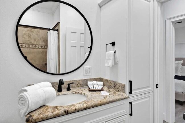 Building Photo - 704 NE 2nd St