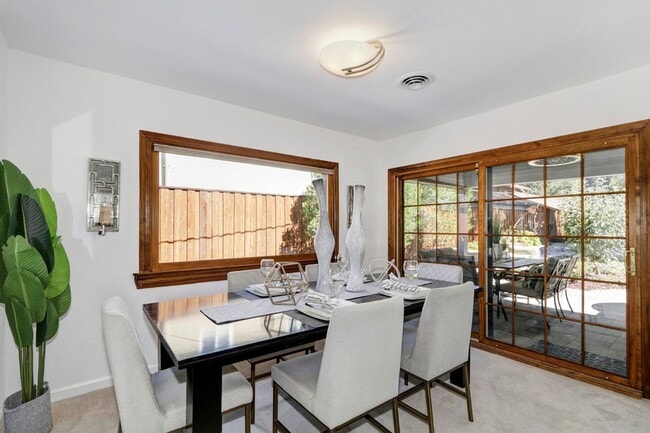 Building Photo - Stunning Central Davis Home