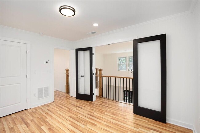 Building Photo - 3220 Sweetbriar Dr