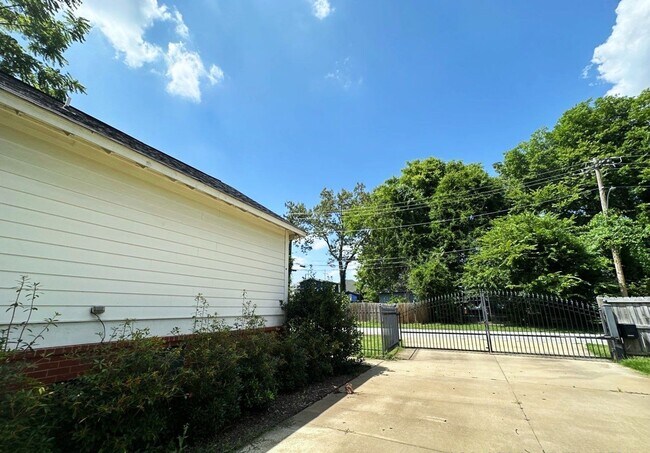 Building Photo - Gorgeous 3 Bedroom Cottage Style Home