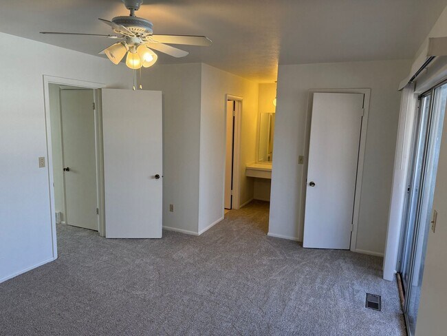 Building Photo - LARGE TOWNHOUSE IN CENTENNIAL!!!