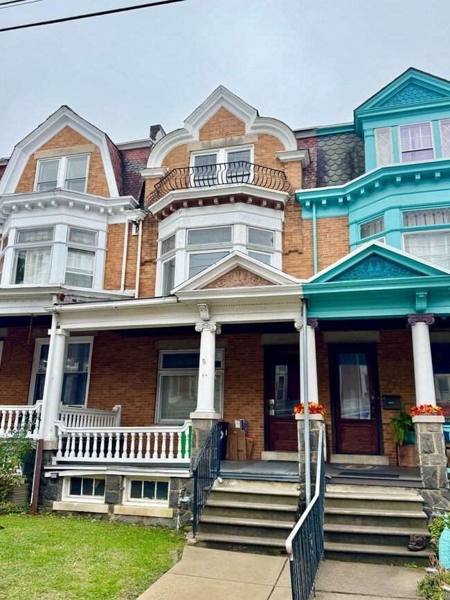 Primary Photo - 1620-1/2 W Chew St