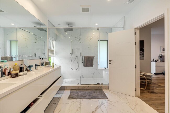 Building Photo - 79 Shore Dr E