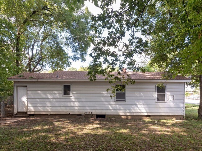 Building Photo - 610 N Fir St