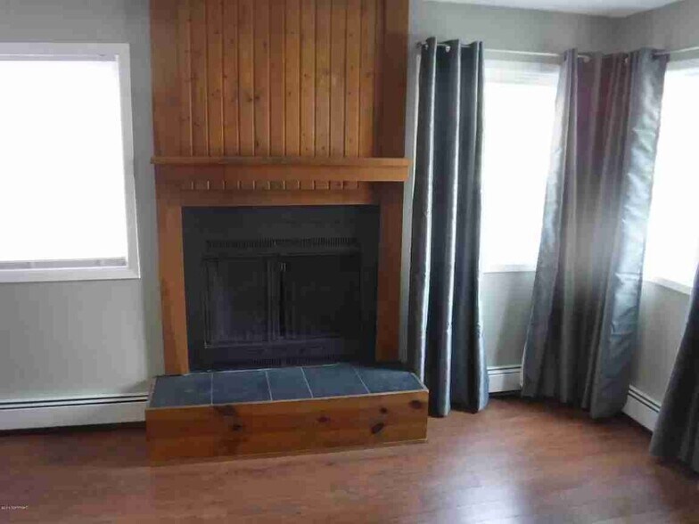 Building Photo - 1600 Eastridge Dr