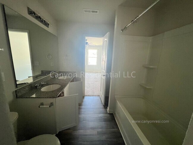 Building Photo - Beautiful 3b Room!Move in ready!