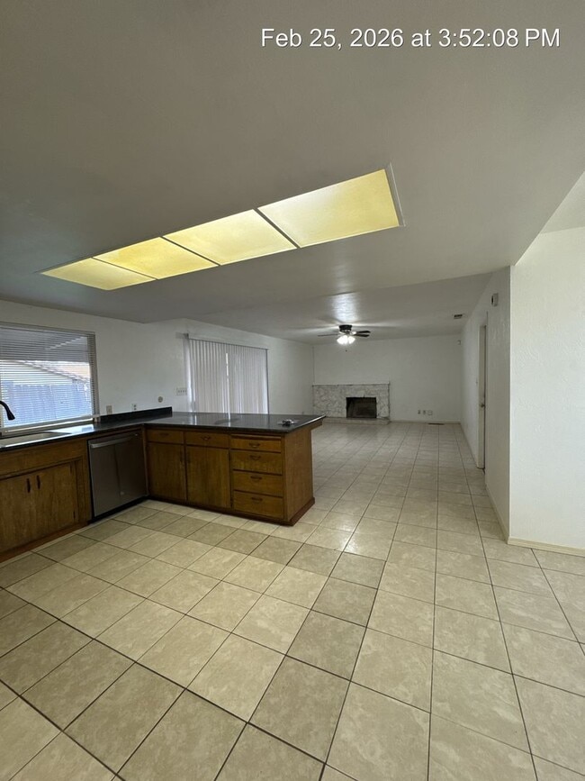 Building Photo - Charming Home Available Now !