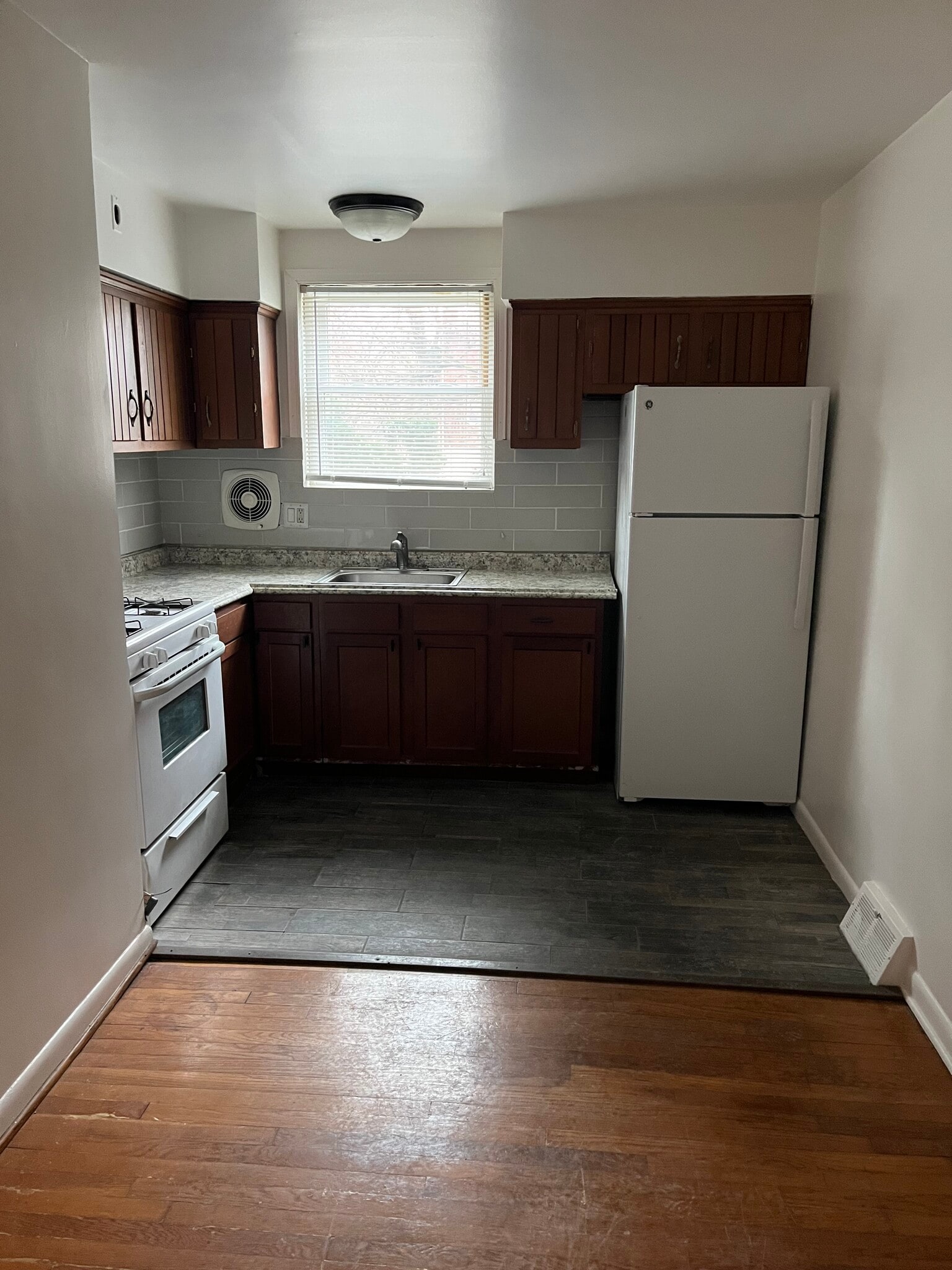 Kitchen - 1005 Cedarcroft Rd