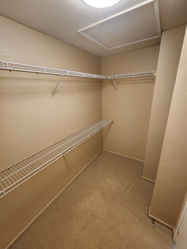 Building Photo - Gorgeous & Spacious 3Bd/2.5Ba, 1,679 SqFt, 2-story Condo - Central A/C & heat, Washer/Dryer - 2 C...