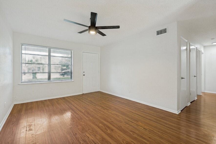 Building Photo - 1818 Highland Dr