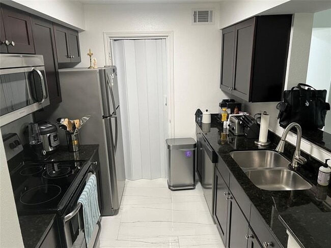 Building Photo - 2425 NW 33rd St