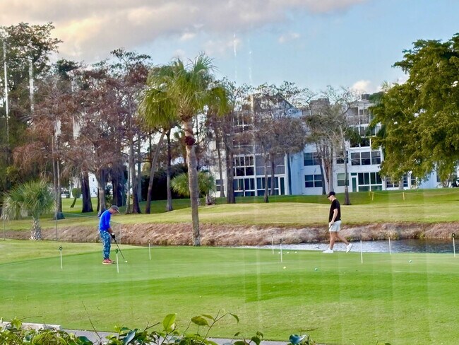 Building Photo - 1055 Country Club Dr