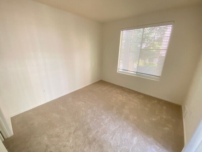 Building Photo - Advent - Low Deposit W/ Laundry & Parking