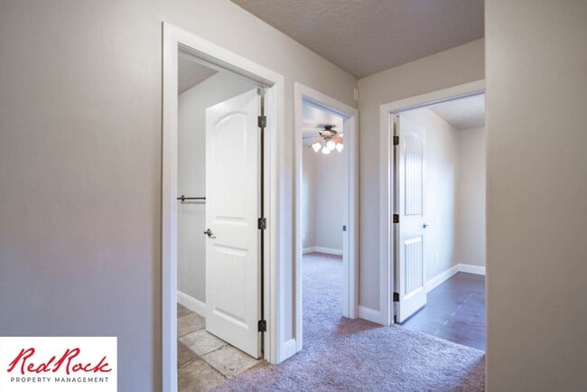 Building Photo - 3 Bedroom Townhome In Southgate Community