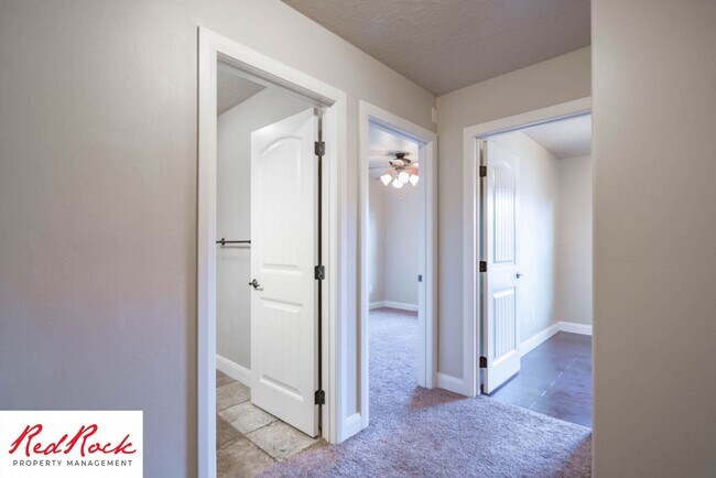 Building Photo - Dog Friendly, Beautiful Southgate Townhome!