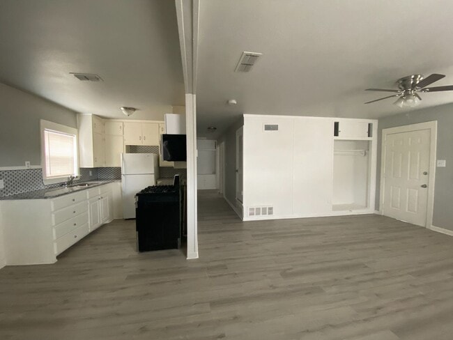 Building Photo - Move ins special - $400 off second month’s...