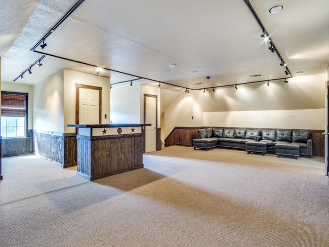 Building Photo - Incredible 4-bedroom, 3-bath Home with sparkling Pool on a gorgeous lot in highly sought-after Al...