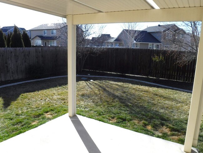 Building Photo - Beautiful 3bed, 2bath home located just of...