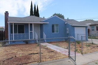 Building Photo - Ready for Move In! Three Bedroom, 1 1/2 Bathroom House with 2 Garages and Side Yard Access in Pit...