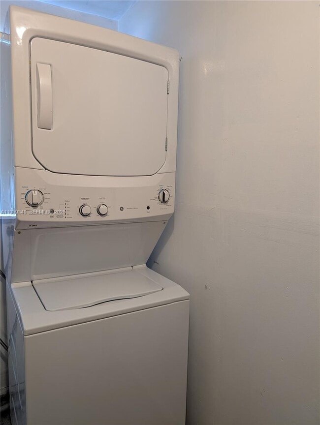 Building Photo - 311 SW 2nd Ave