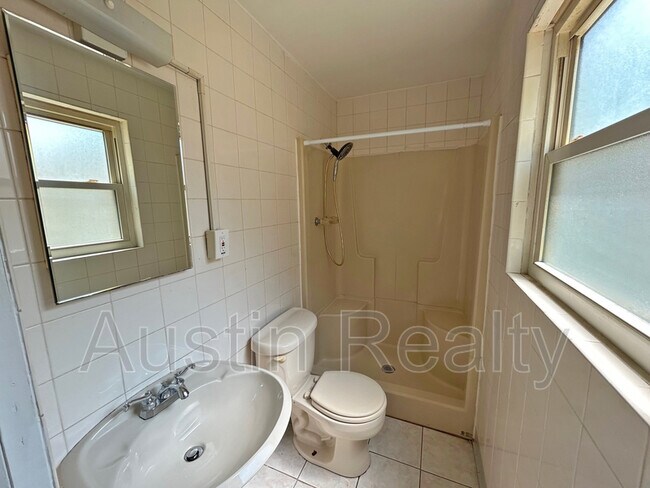 Building Photo - 836 Holiday Ave