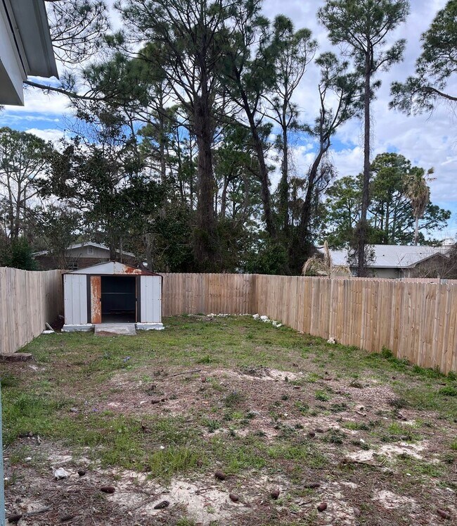 Building Photo - Beautiful 2 bedroom 1 1/2 bath walking dis...