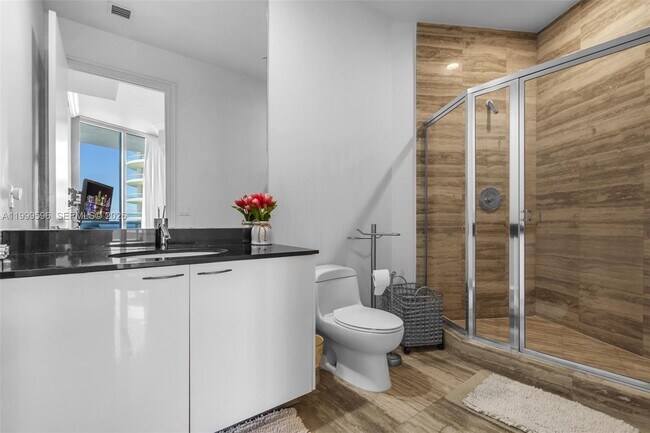 Building Photo - 16001 Collins Ave