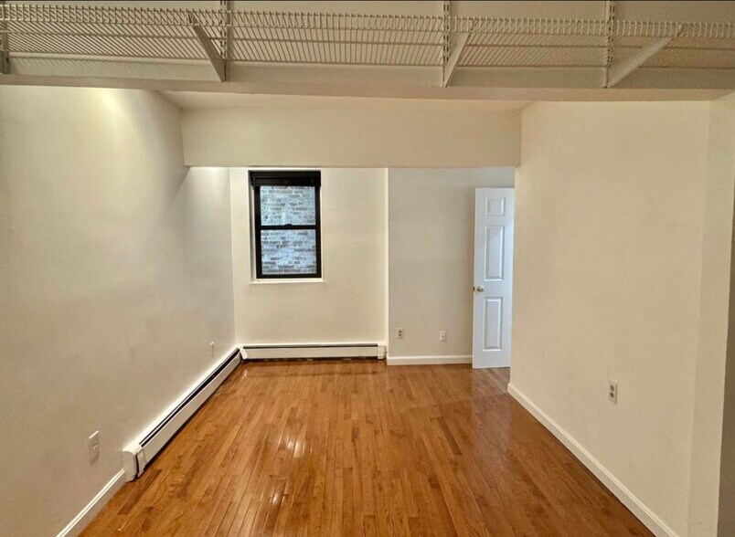 Building Photo - 390 Riverway