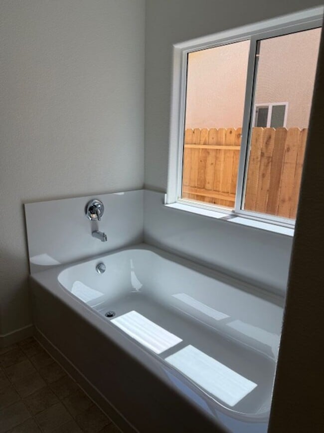 Building Photo - Stylish New-Construction Rental Near UC Me...