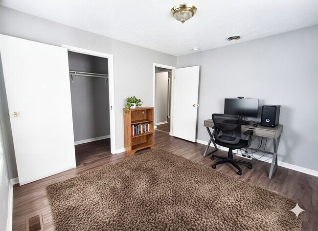 Building Photo - For Rent: Spacious 4-Bedroom, 2-Bathroom Home — Available Now!