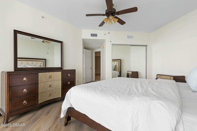 Building Photo - 231 Riverside Dr