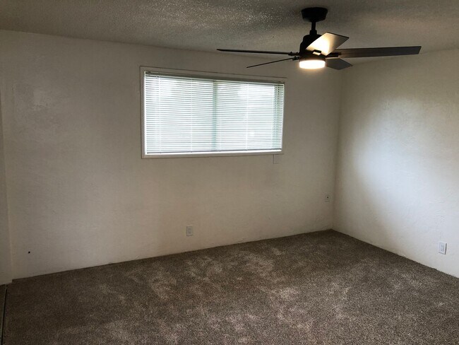 Building Photo - Updated 2 bedroom 1 1/2 bath duplex in Spr...
