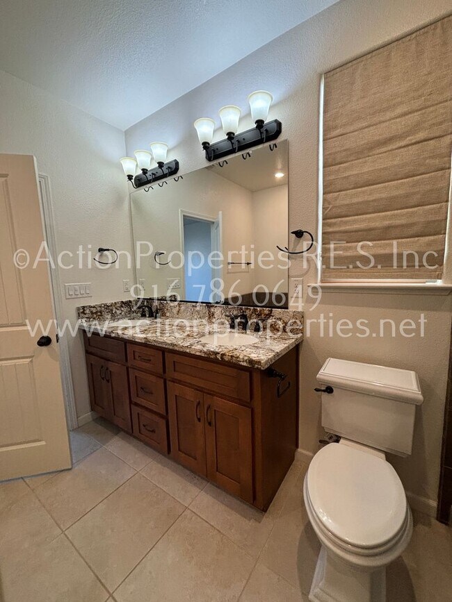 Building Photo - Solar Rocklin Gated Single Story: Close To Shopping 3 Bedroom 2 Bath, Covered Patio, Low Maintena...