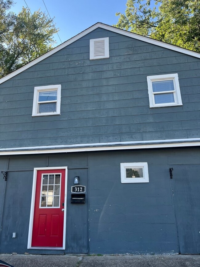Primary Photo - Beautifully renovated 3 bedroom furnished ...