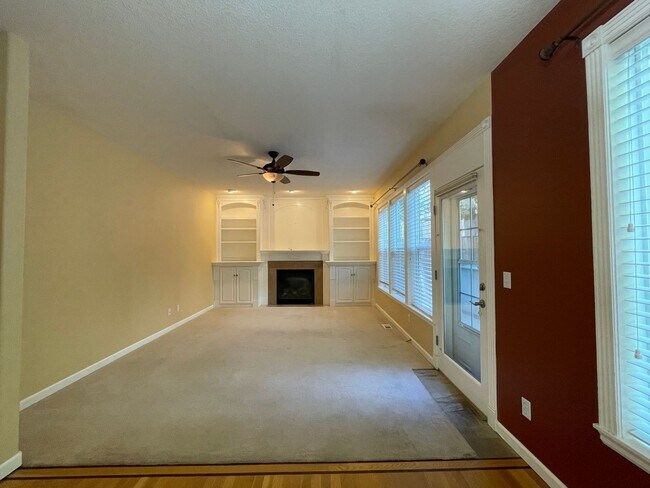 Building Photo - 5 Bed 2.5 Bath + a Den in Tigard/Bull Mountain - Solar Panels, Central A/C and More!