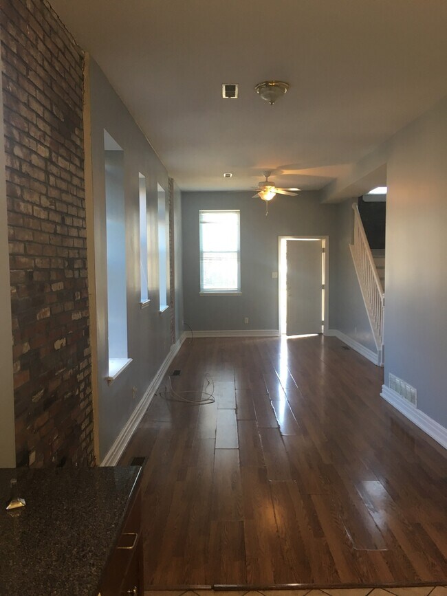 Building Photo - 2029 Russell Blvd