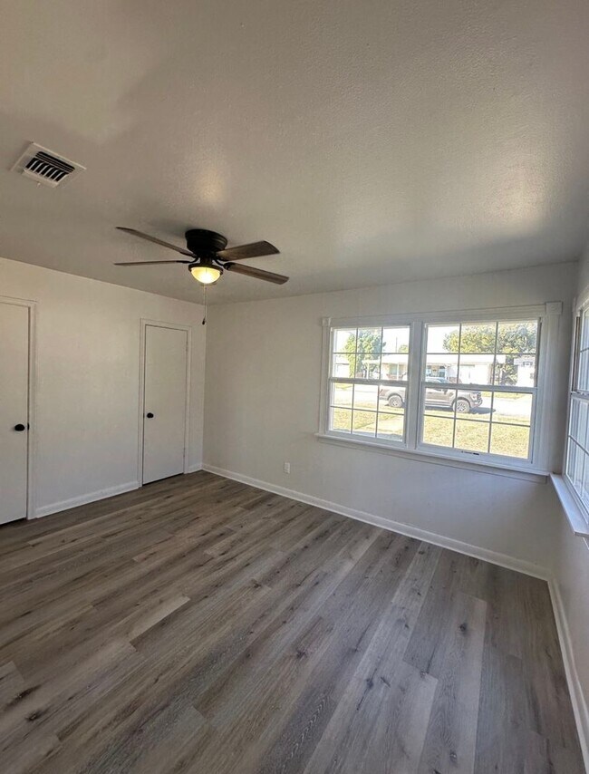 Building Photo - Cozy Contemporary Cottage – Charming 3-Bed...