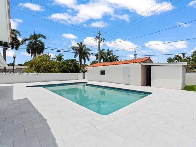 Building Photo - 1221 Biarritz Dr
