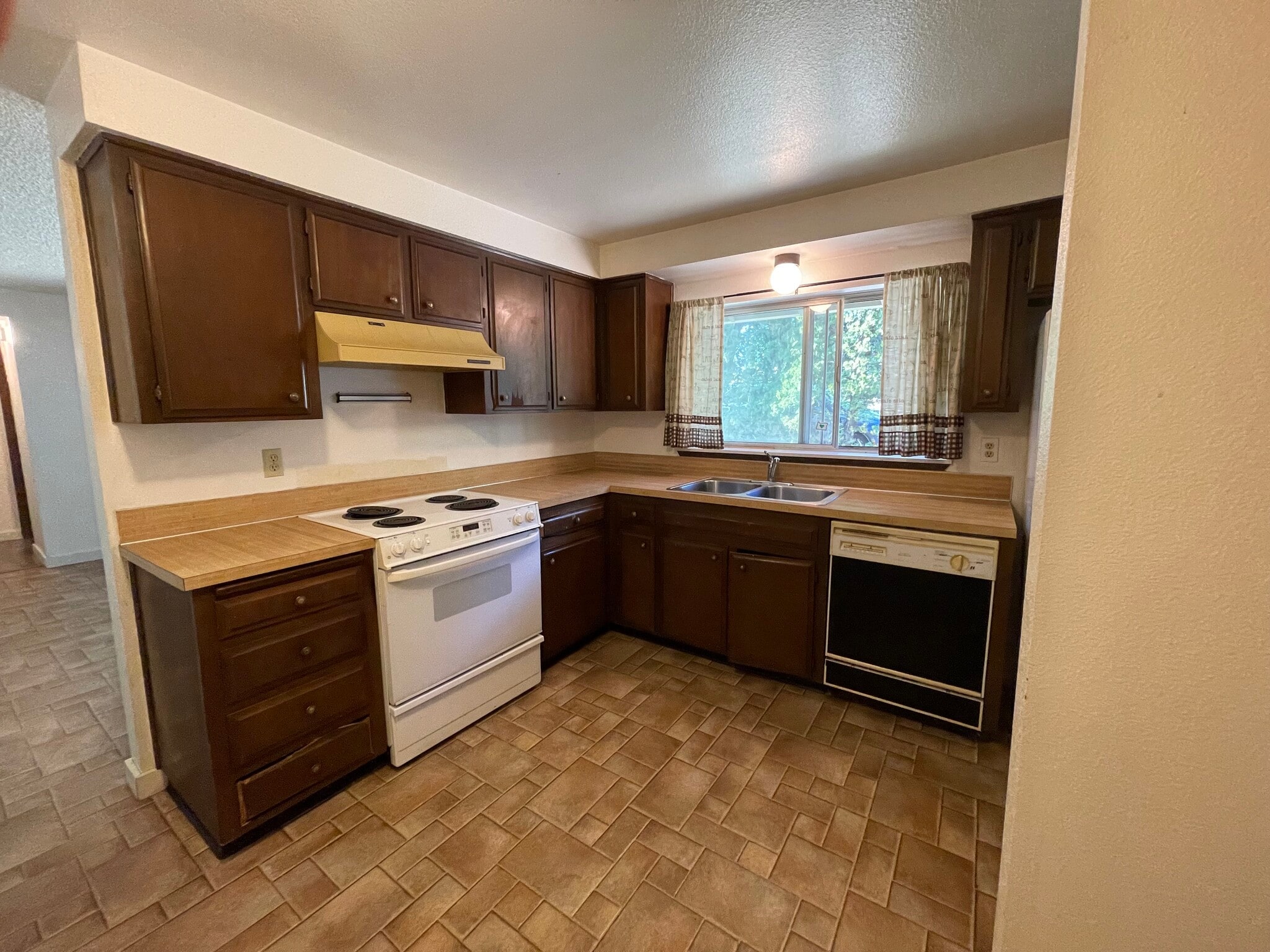 Building Photo - 100 SW Ruckel St