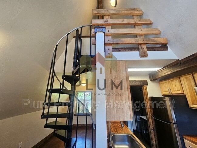 Building Photo - 213 Sommers St