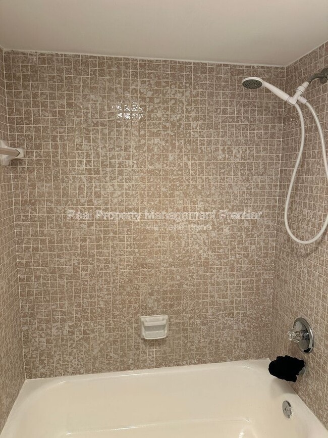 Building Photo - 1100 St Charles Pl