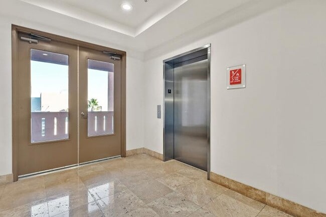 Building Photo - Beautifully Upgraded Park Avenue Condo Ava...