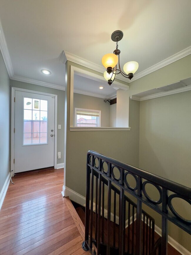 Building Photo - Charming 3-Bedroom Townhome with Modern Am...