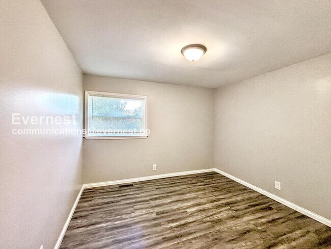 Building Photo - 4 Bed, 2 Bath Home with Modern Amenities / Pet-Friendly / Available Now!